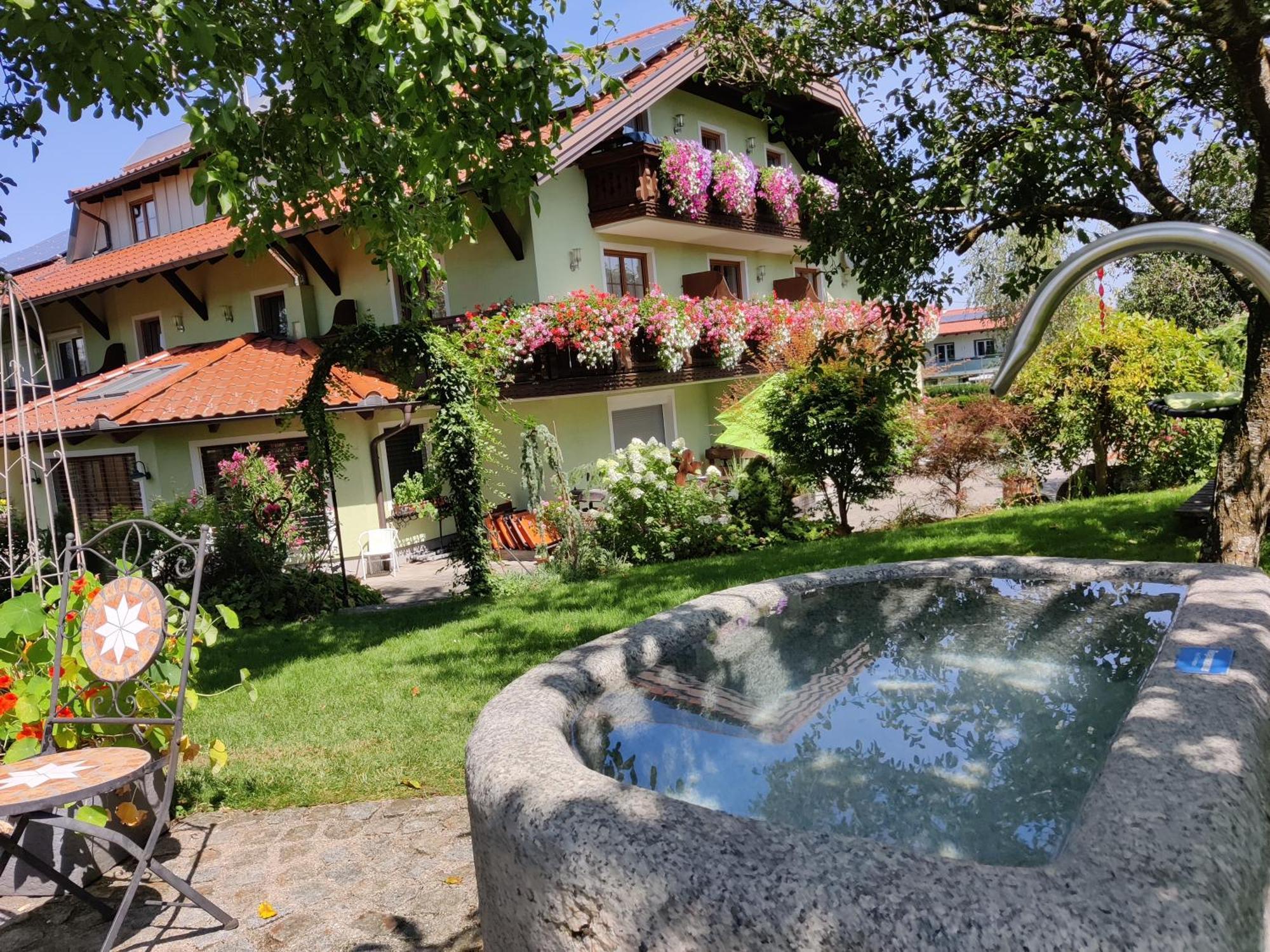 Pension Holzapfel Sankt Georgen im Attergau Exteriör bild